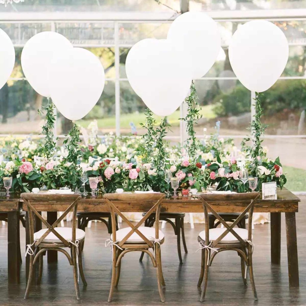 Simple and Chic Balloon Centrepiece