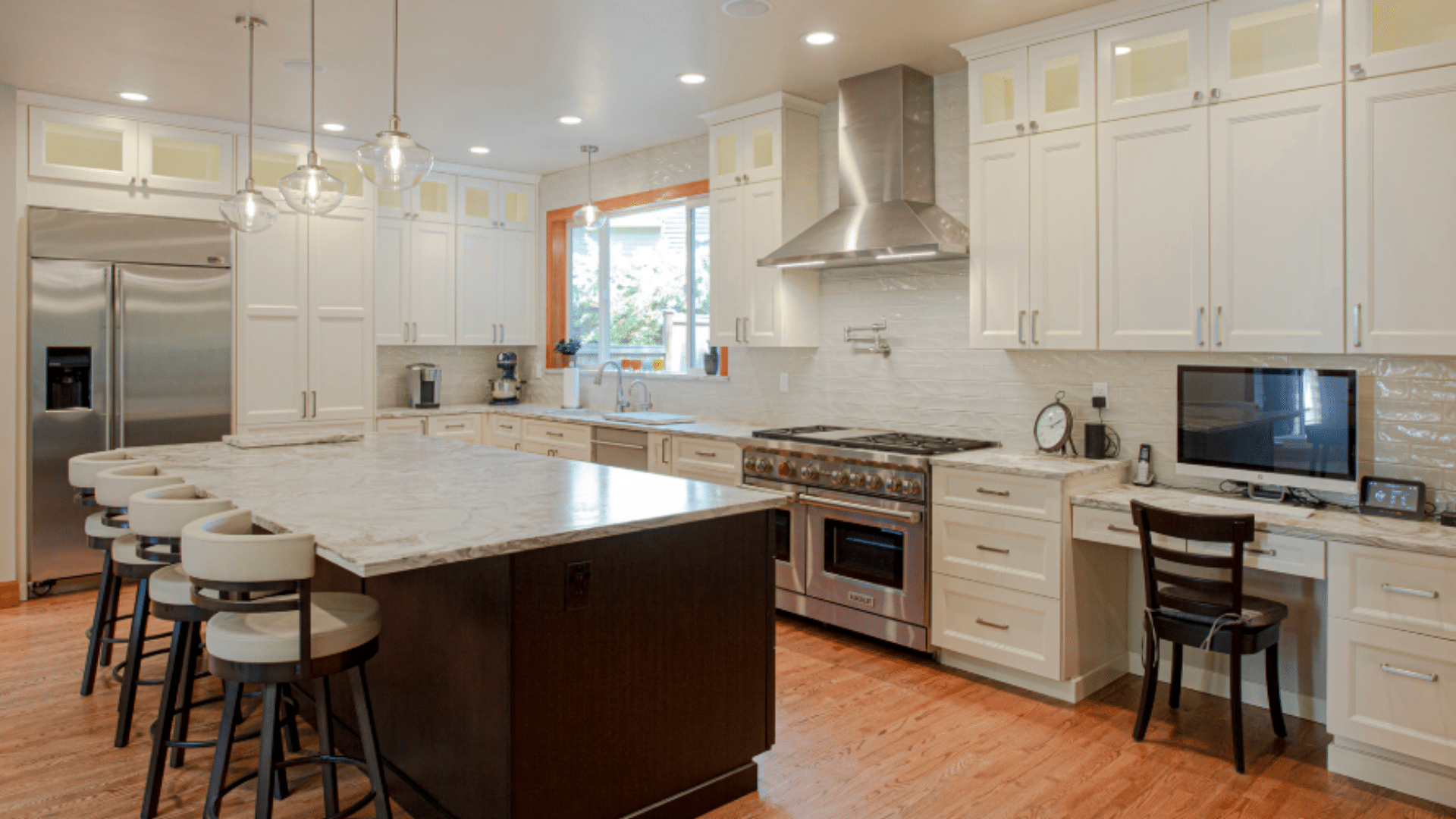 Kitchen_Enhancing_Natural_Light_and_Pairing_with_Bold_Colors
