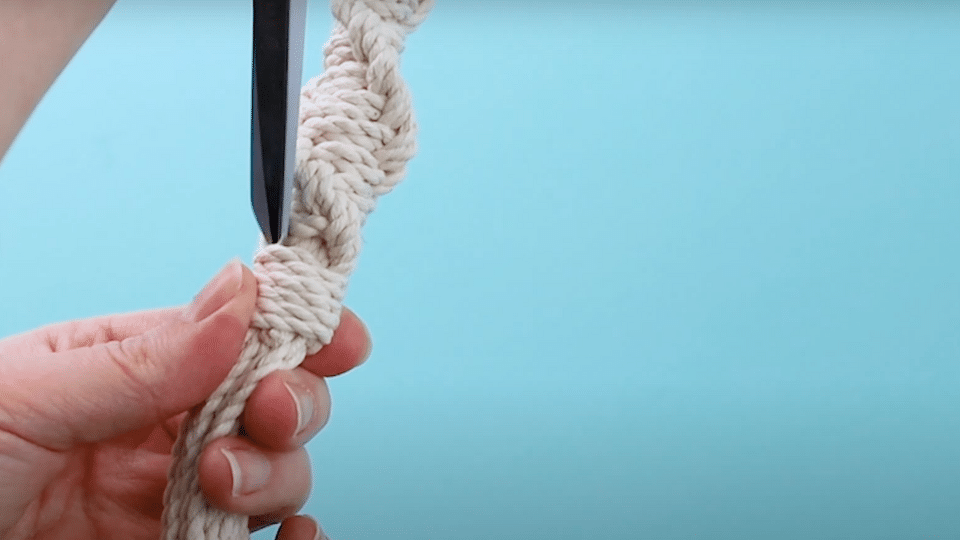 Step_3_Adding_the_First_Wrapping_Knot
