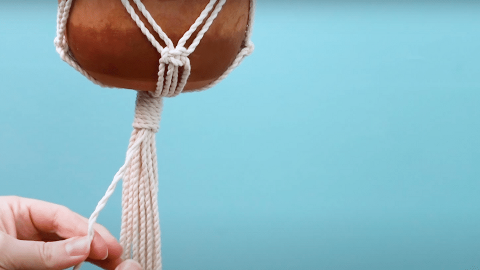 Step_5_Finishing_with_the_Bottom_Wrapping_Knot