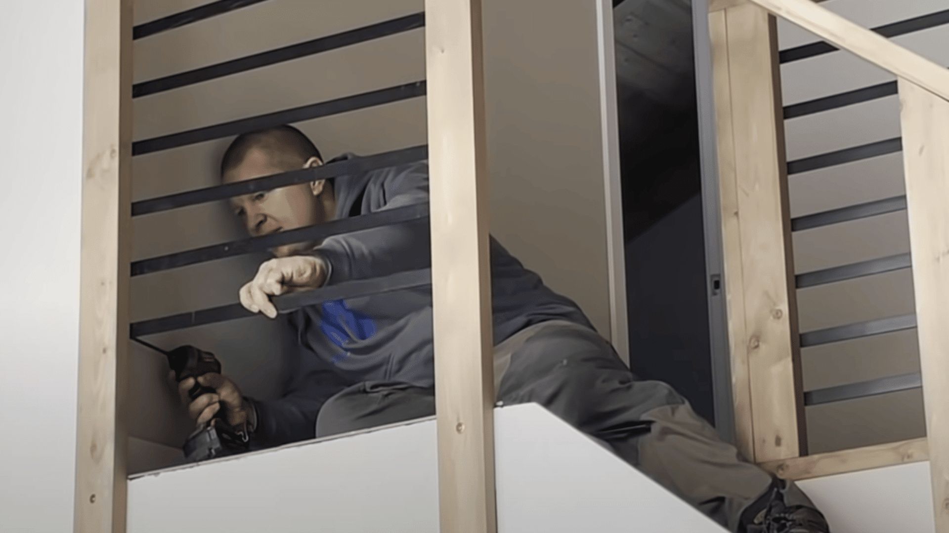 Step_5_Install_the_Railing_on_the_Stairs