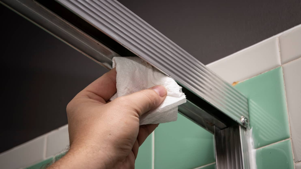 Weirdly_Effective_Hacks_for_Shower_Door_Tracks