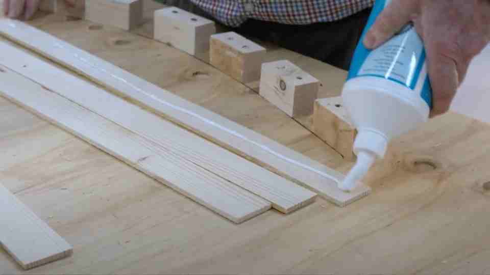 Apply-Wood-Glue